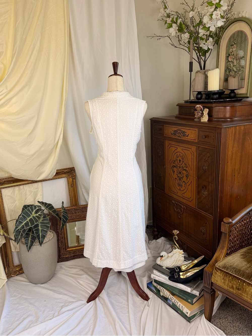 Anna Klein Minimalist Classic Sleeveless White Button-Front Dress - Picture 3 of 8
